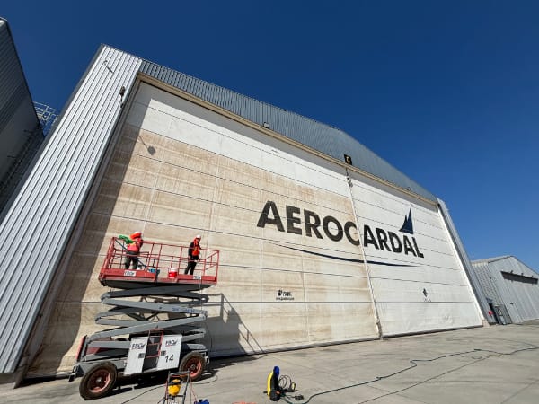 pintura en aeropuerto interior y exterior